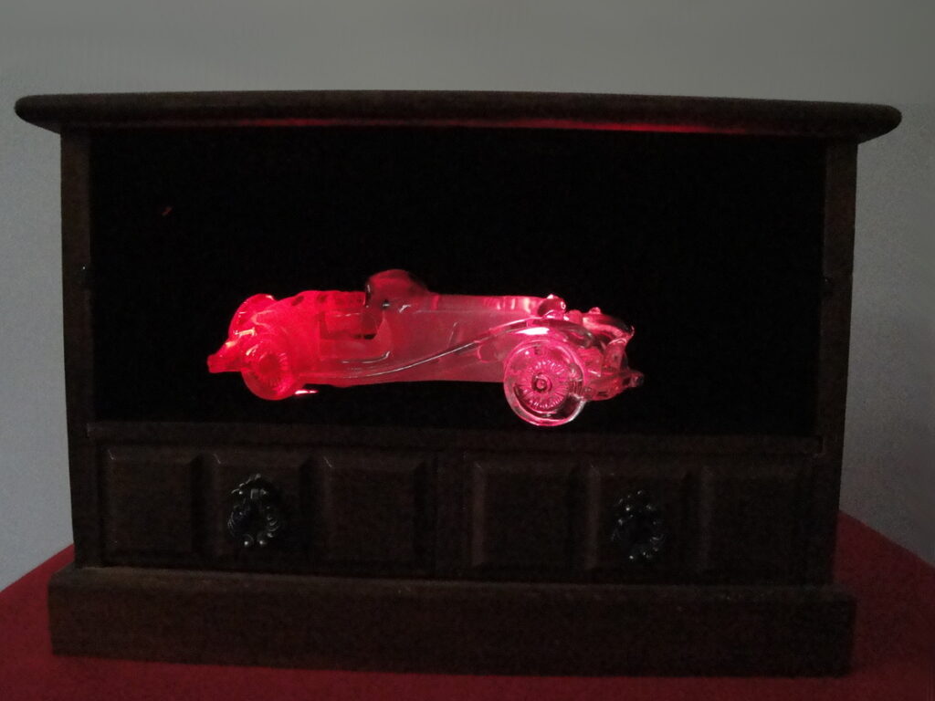 Carage - Glas-Oldtimer mit Farbwechsel - hier gerade in Rot