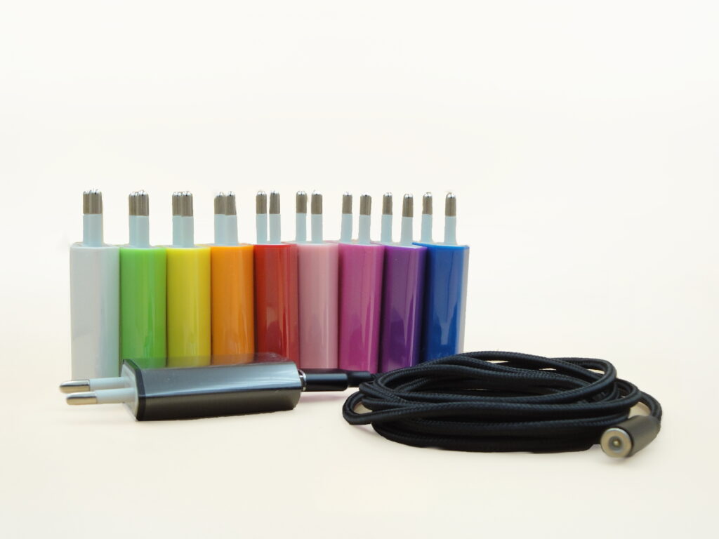 Zubehör zum Nachtlicht: Farblich abgestimmtes Netzteil und magic-magnetisches Ladekabel